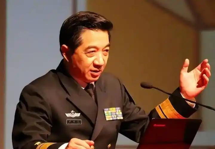 ·谢谢你张召忠！你真是伟大的预言家！2015年你就说过：“美国啥也不干，让东方