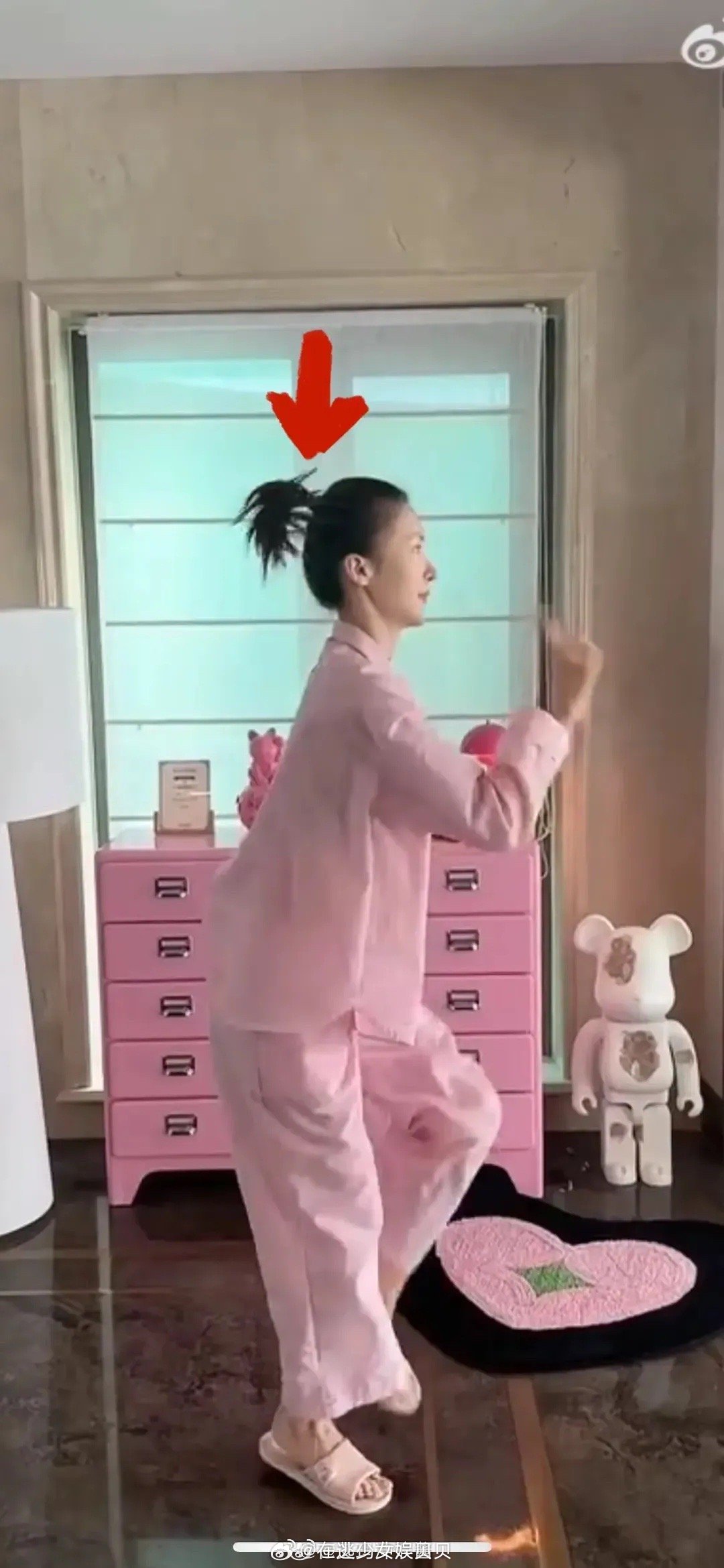 刘亦菲总是给观众一种头发又浓又密的感觉，但是对比她和金晨的发量，她俩发量差不多啊