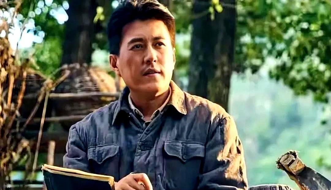 警惕你的演技标签正在拖垮你。张颂文的微表情教科书失灵了。靳东擦掉发胶钻进县城