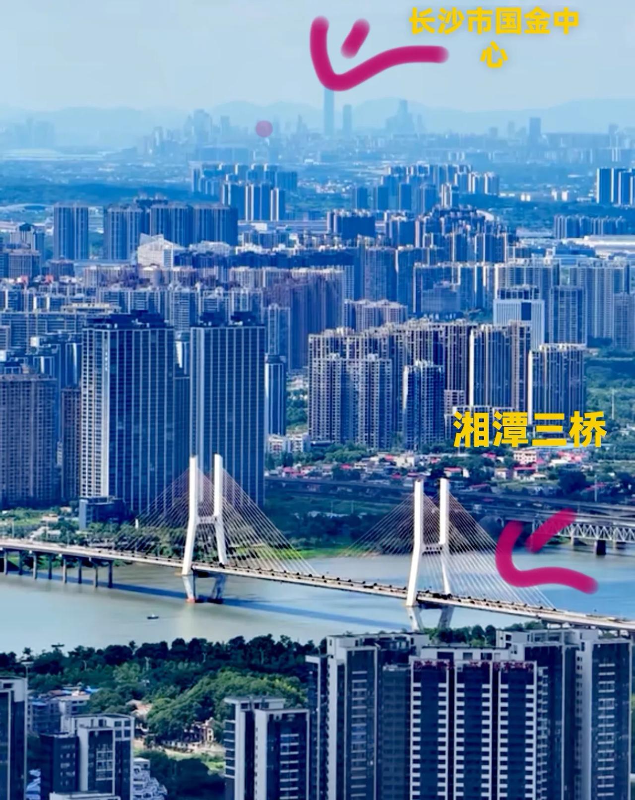 看下图湘潭与长沙城市之间的距离，从图片中湘潭三桥开始，然后再看向长沙市的国金中心