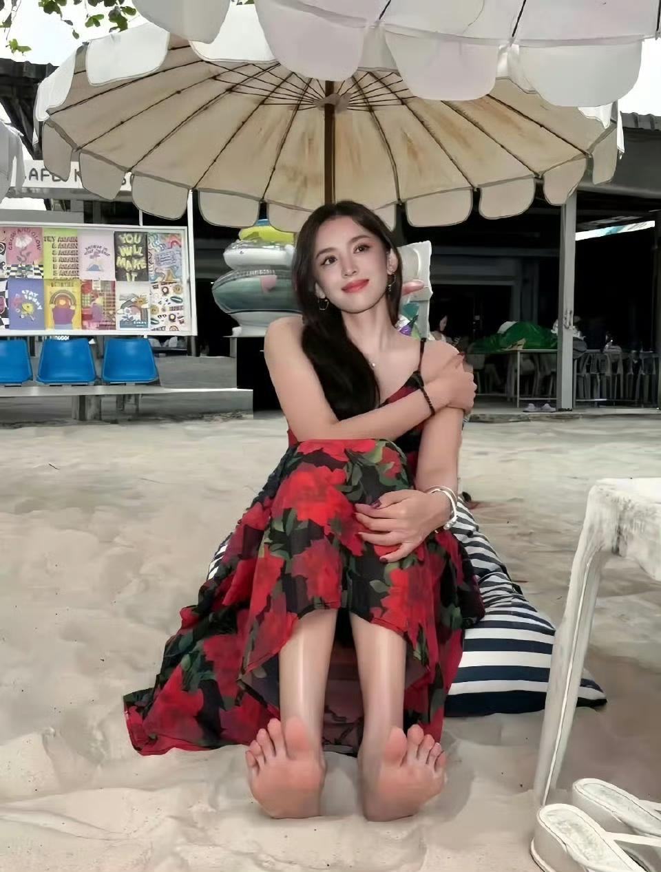 第一次见这张古丽娜扎，这脚丫子也太美了！都来认识她