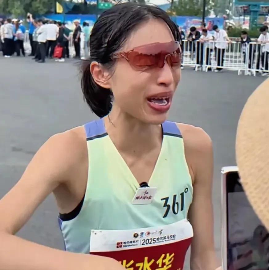 张水华你火了，哭着抱怨领导不理解不支持她，却被扒出两个半月调班10次参加各地马拉