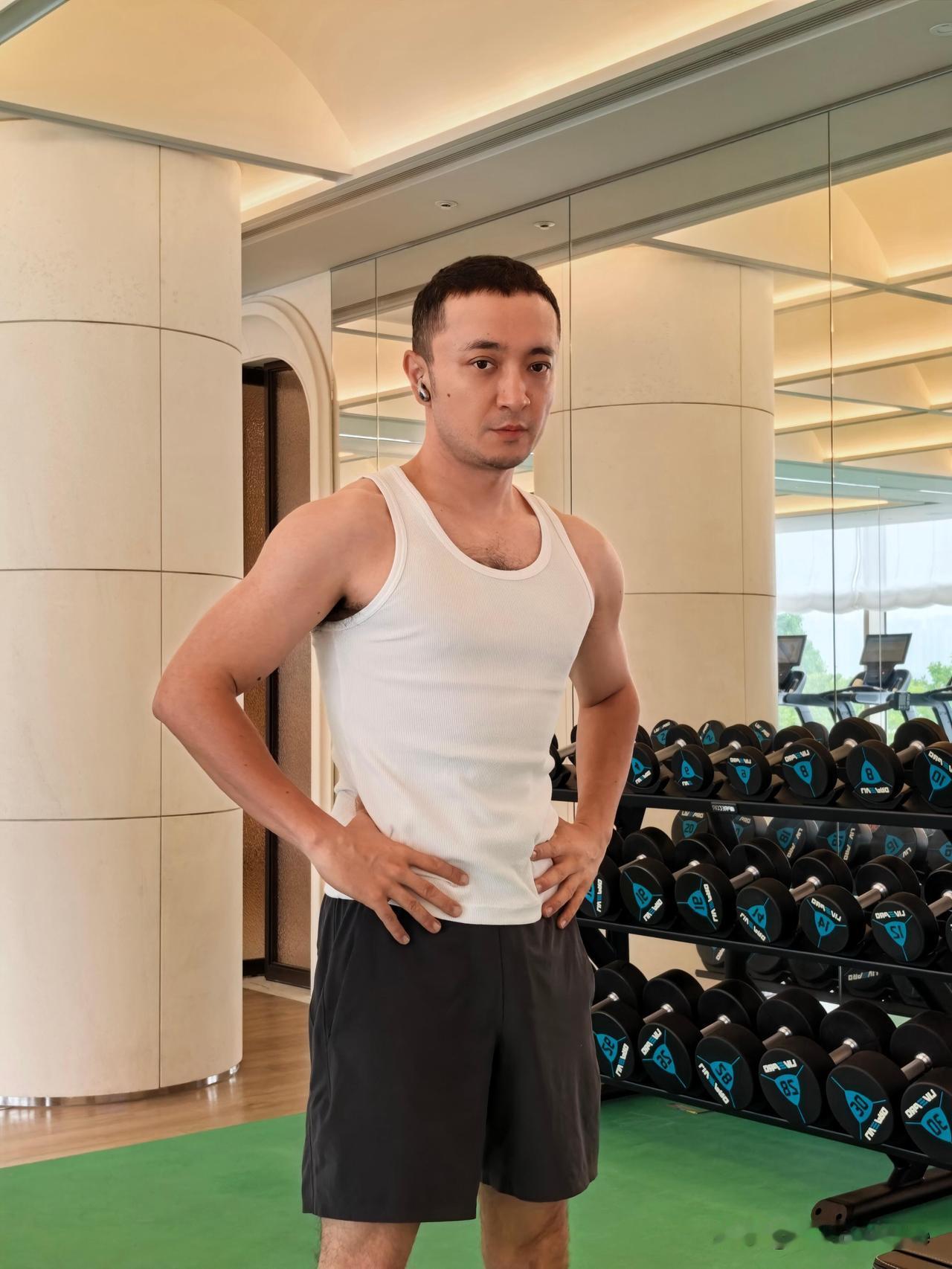 6月15日，央视主持人尼格买提更新生活动态，并配文“福利在最后”。他晒出6张照片