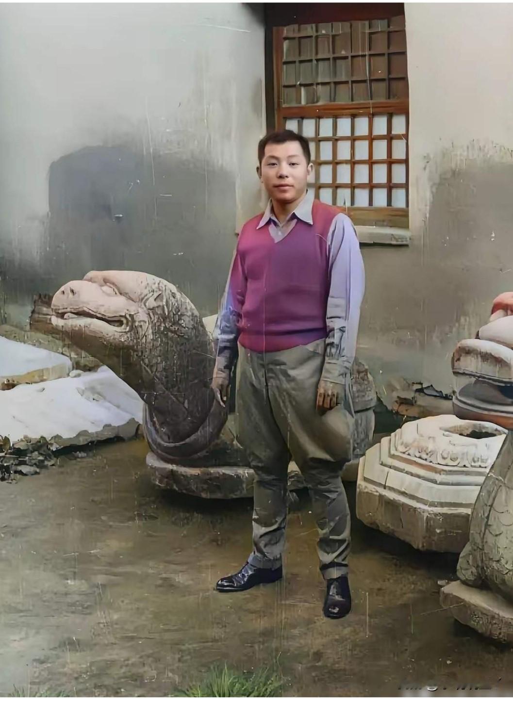 这是1935年34岁张学良在西安的一张照片，都说张学良长得帅，这么看也不过如此！