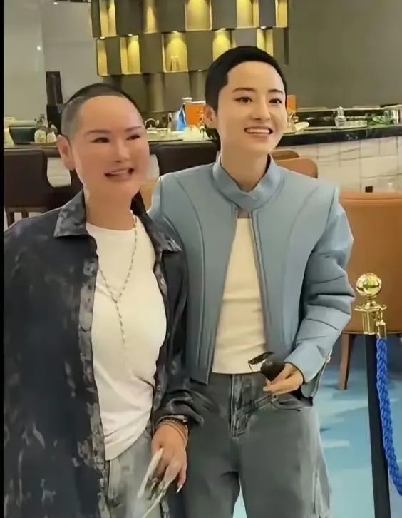 果然妈妈的审美影响了女儿，香飘飘家的千金蒋一侨和妈妈两母女都是同款发型，甚至妈妈