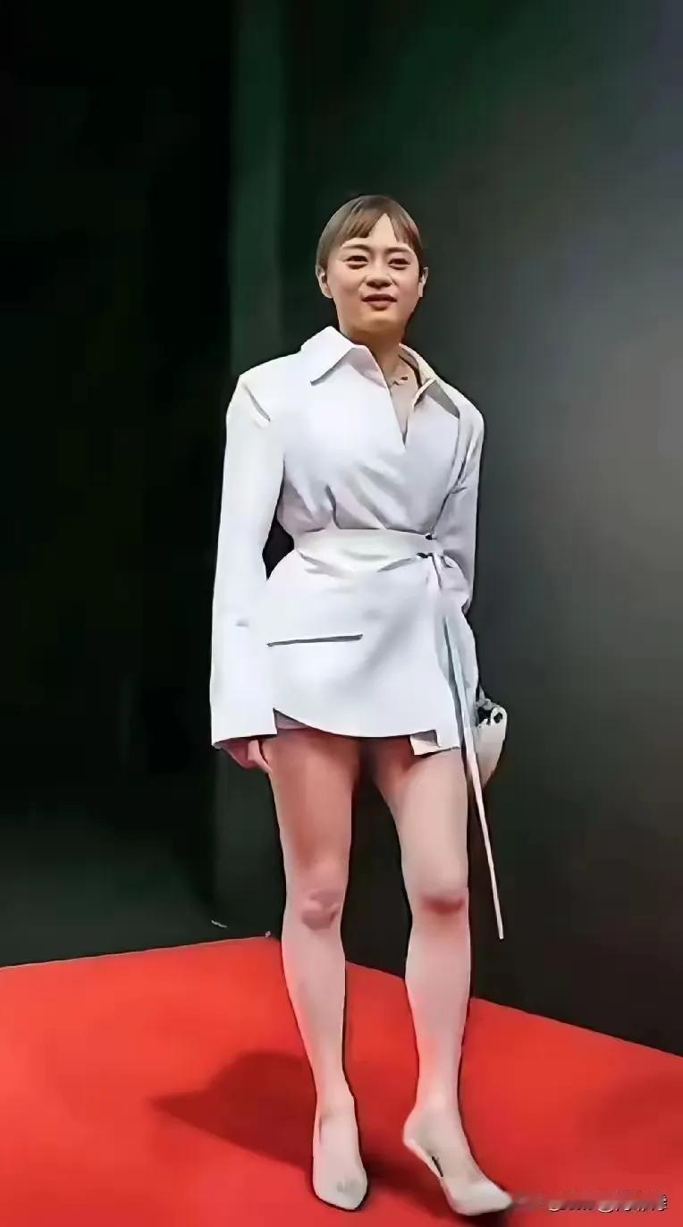 孙俪这造型翻车翻得也太离谱了！这贴头皮超短发配迷之刘海，直接把颜值气质全拉垮