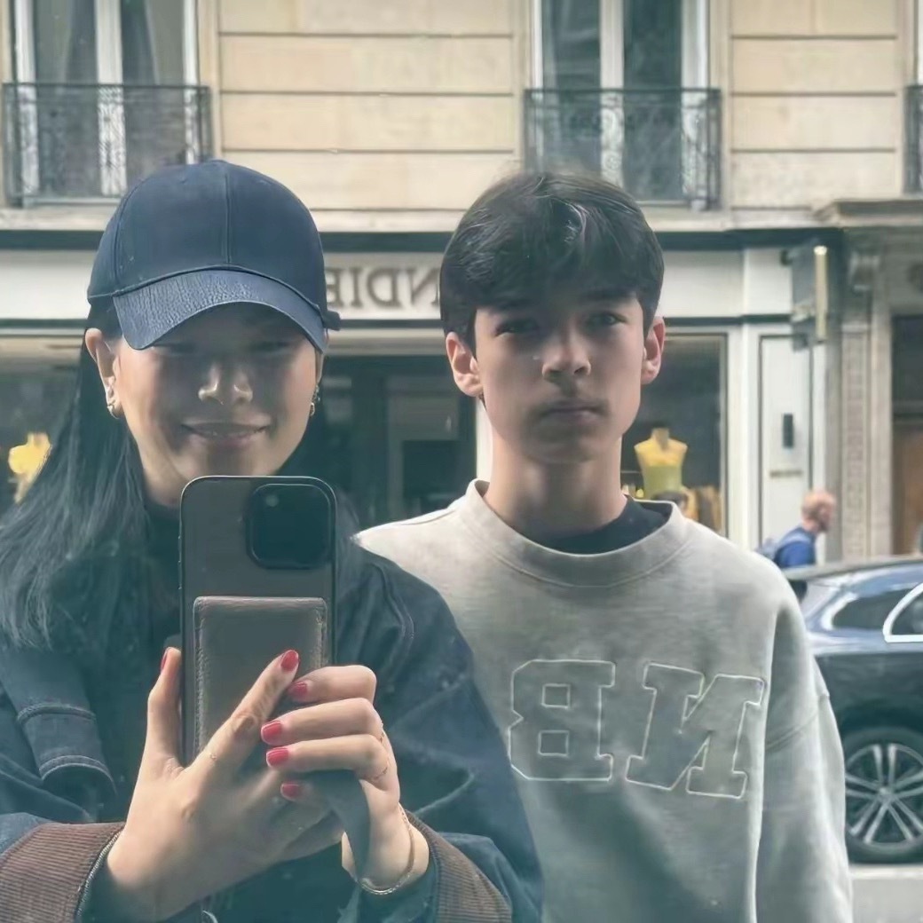 吕燕儿子混血混得很成功，遗传了妈妈的大高个，但长相扬长避短，长得很帅