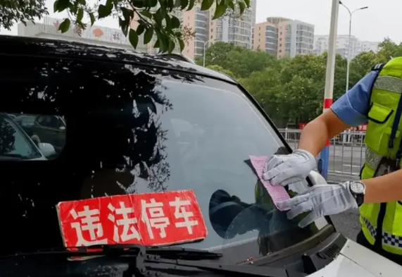 “六天不停地贴罚单，这不是明显为了罚款吗？”男子因出差将车停在路边，回来后却发现