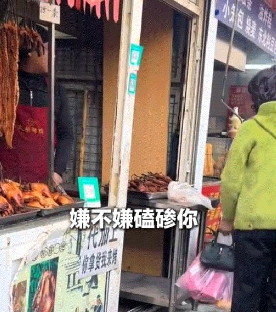 万万没有想到，10月21日吉林长春，一大妈在菜市场买了一块五花肉，结果大妈将肉拿