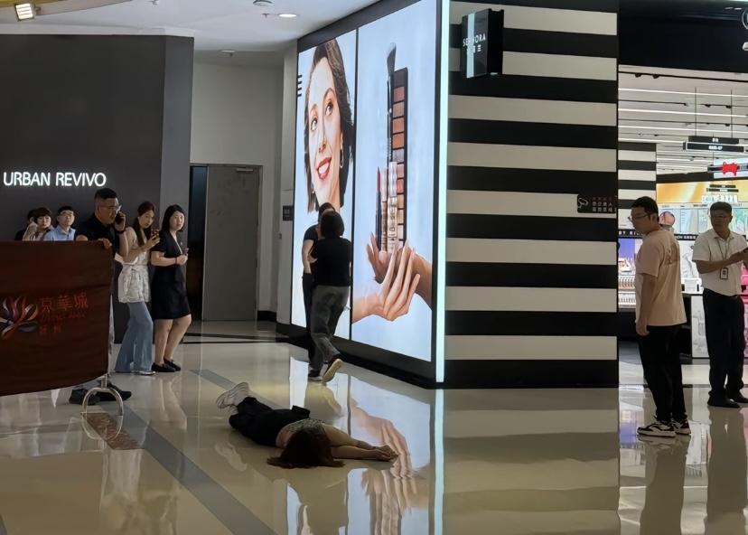 5月22日扬州一商场内，一名年轻女子跳楼。据当时在商场内逛街的人反应：女子落地的