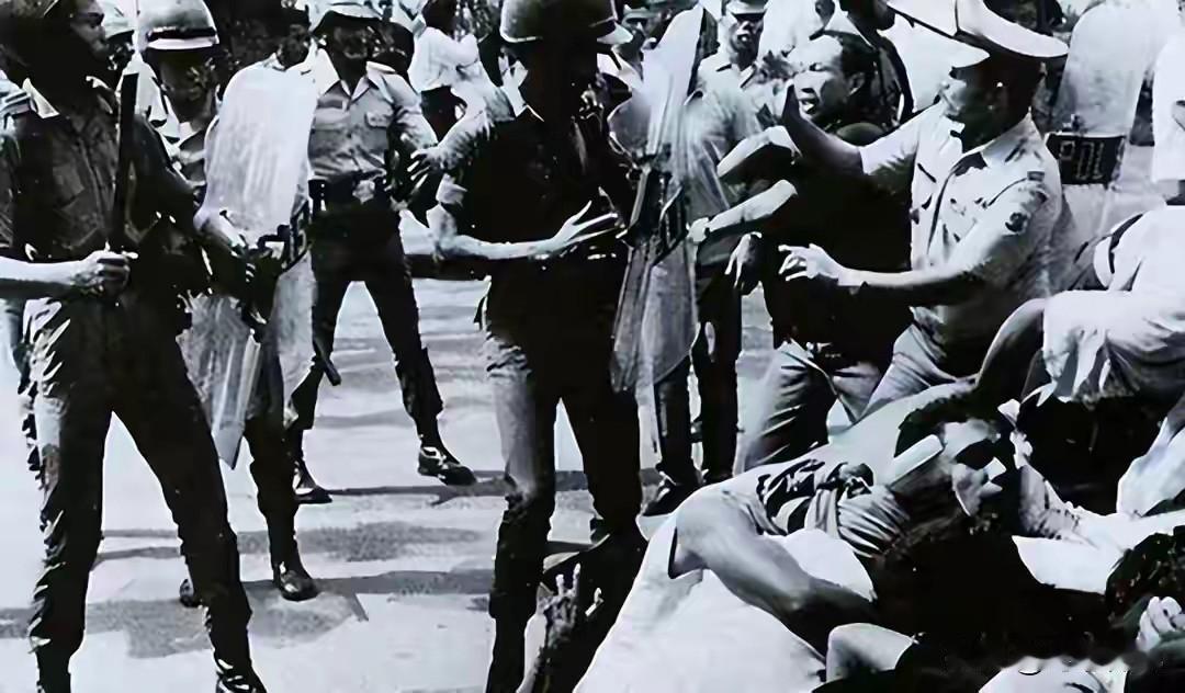 1998印尼排华惨案：中国未出兵的真相，26年后令人沉默1998年5月，印