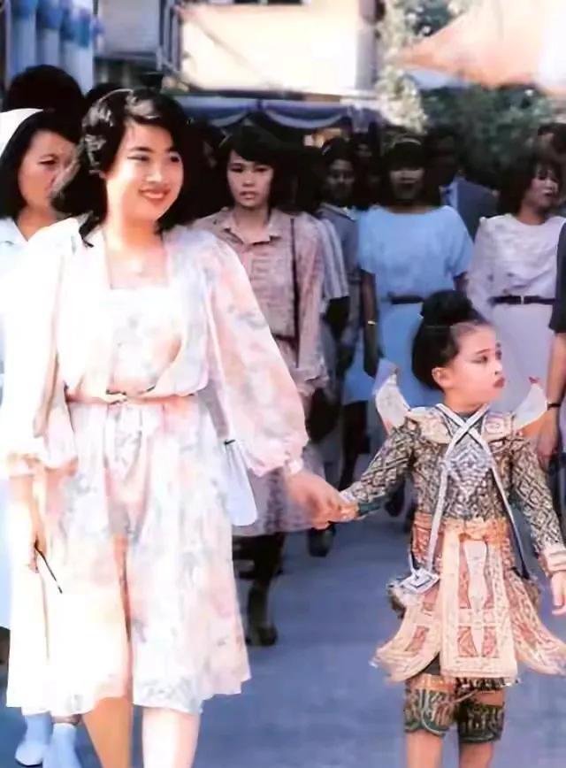 诗丽吉王后可喜欢长公主了，这可是她侄女的孩子，也是儿子的第一个孩子，她对长公主的