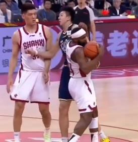 火药味十足，广东队和山西队比赛果真是不服就干，迪亚洛也真是硬骨头，一个人敢在客场