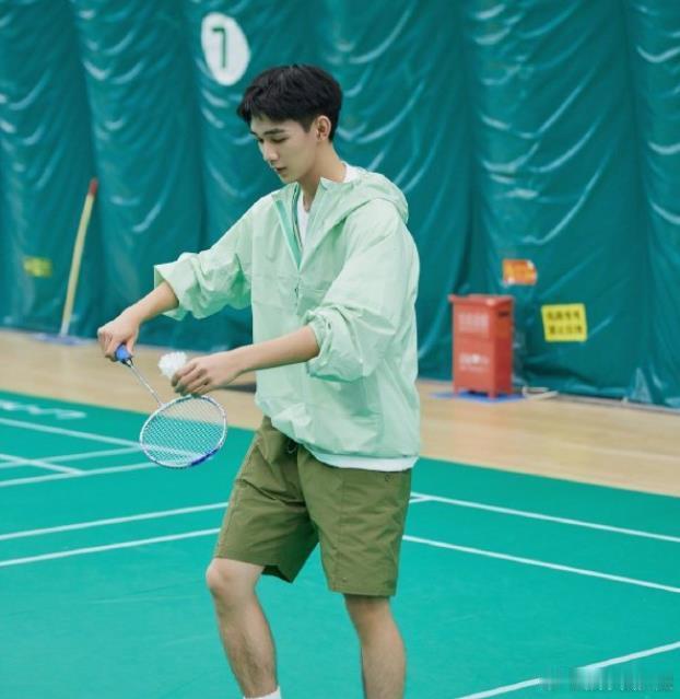 中戏否认荣梓杉高考文化课没过线有记者联系上了中央戏剧学院本科招生办。工作人员回