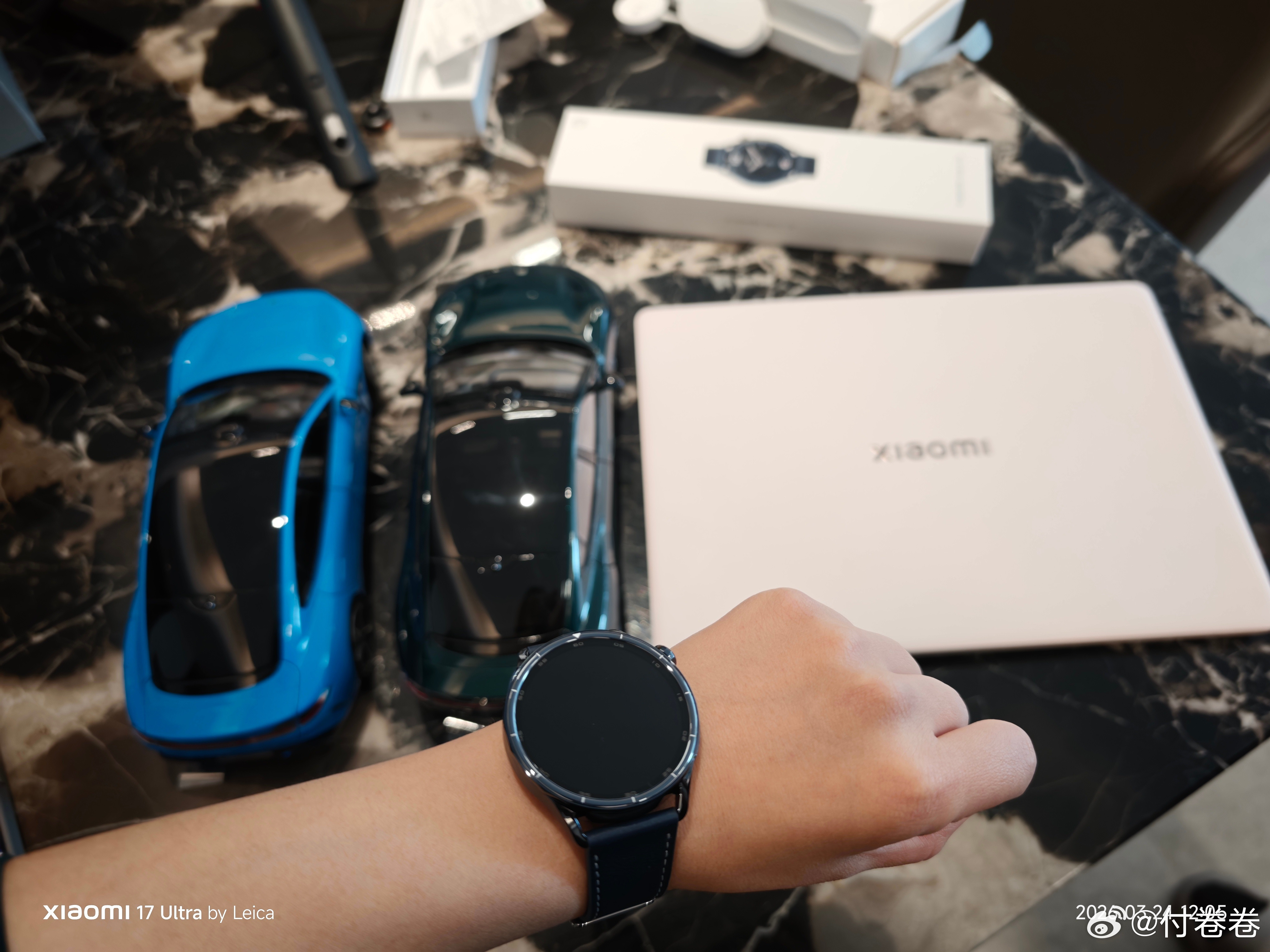 这笔记本的手感真的巨好，有点磨砂的那种感觉，米标也特别的精致。其实我曾经用过小米