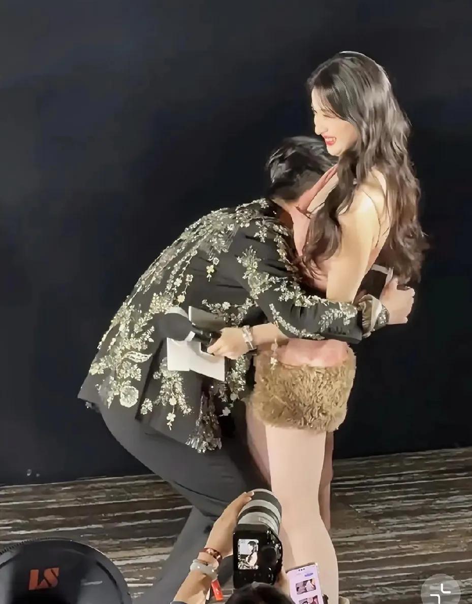 王楚然接不到奢侈品代言，不是因为她骨架大，你们看她和丞磊一起的对比，身材都很娇小