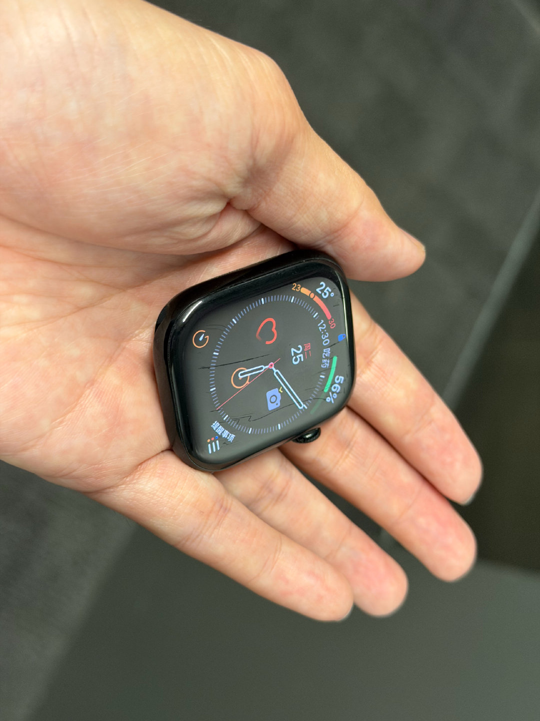 新三年旧三年缝缝补补又三年…问题是我这AppleWatch三个月就划成这样了，一直拖着没有修复，今天