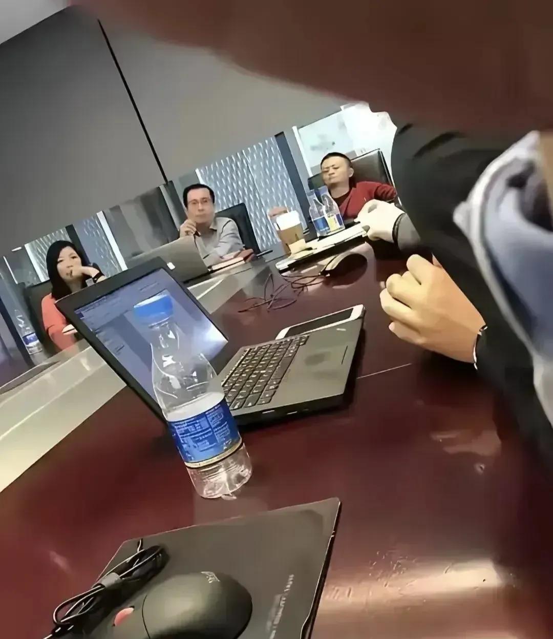 这照片当年比较有名，这是前阿里巴巴CEO张勇主持的一次内部会议，马云也参加的。