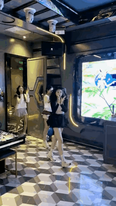 女:爸，你怎么也来这种地方？父:还有脸说我？你不是说在摄影公司当模特吗？怎么会