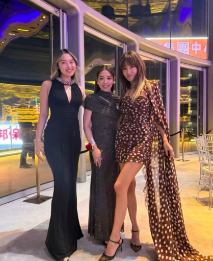 香港富二代组团出席晚宴，杨永晴低调美丽，何超盈耸肩缩脖不自然​​​