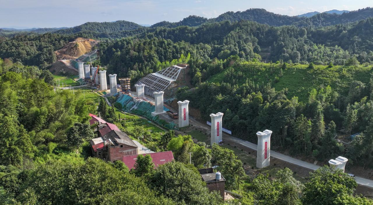 长赣高铁建设提速，浏阳段月亮冲特大桥桥墩完工超六成盛夏时节，湘赣大地建设正