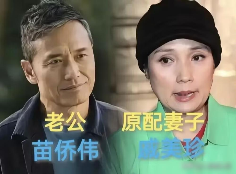 周华健老婆又被骂像他妈，这回俩人直接牵手上了台。66岁康粹兰一头白发，站在台上跟周华健十指紧扣，冲台