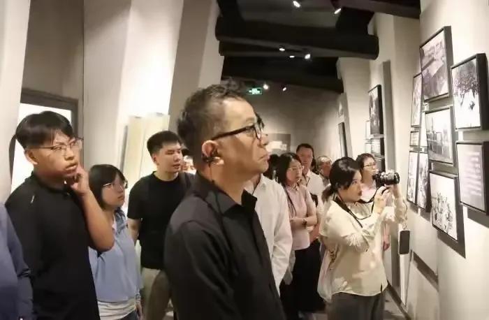 兄弟们，已经彻底"免疫"了。看到台湾民众党青年交流团一行参访四行仓库的新闻标题，