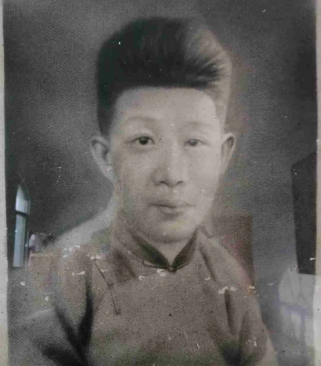 1931年，我军战事吃紧，缺粮少弹，一位战士却拉回来一口黑棺木，而且臭气熏天，士