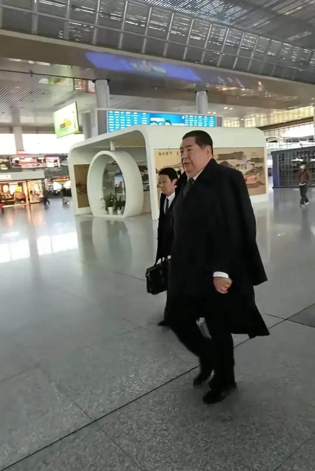 周飞这个人排场可真不小，毕竟是做过县委副书记的人，虽然现在是酒厂老板，但派头没变