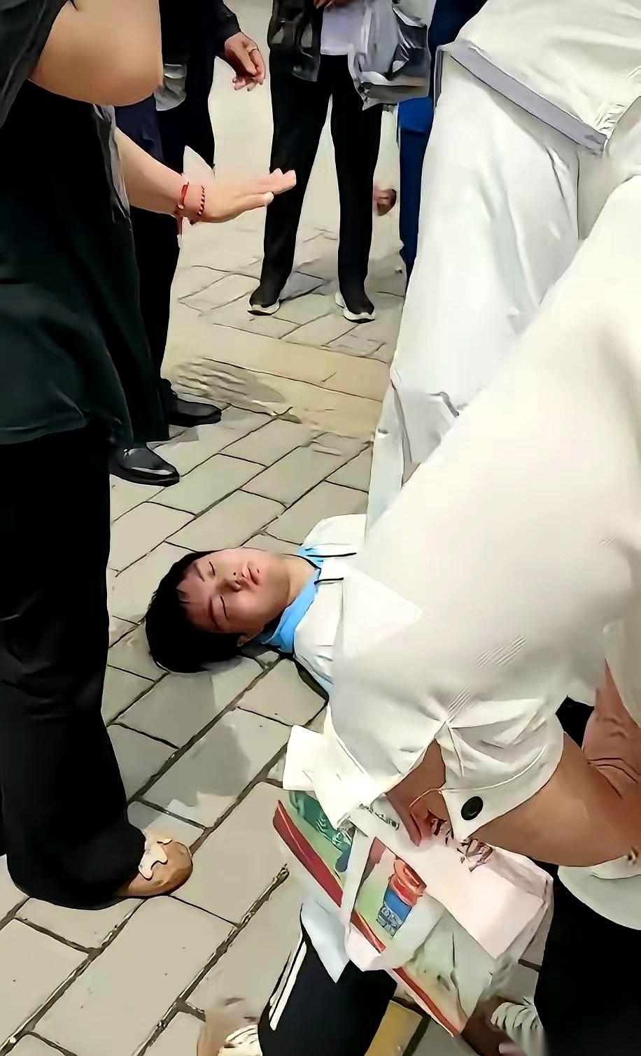 全网都在揪心一个高考生的后空翻。6月9号，考完最后一科的铃声刚落，校门口的人潮