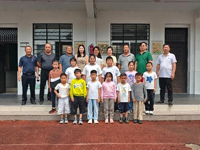 一所乡村小学，9个老师，12个学生。看到这数字我第一反应是替它算账，这学校得亏