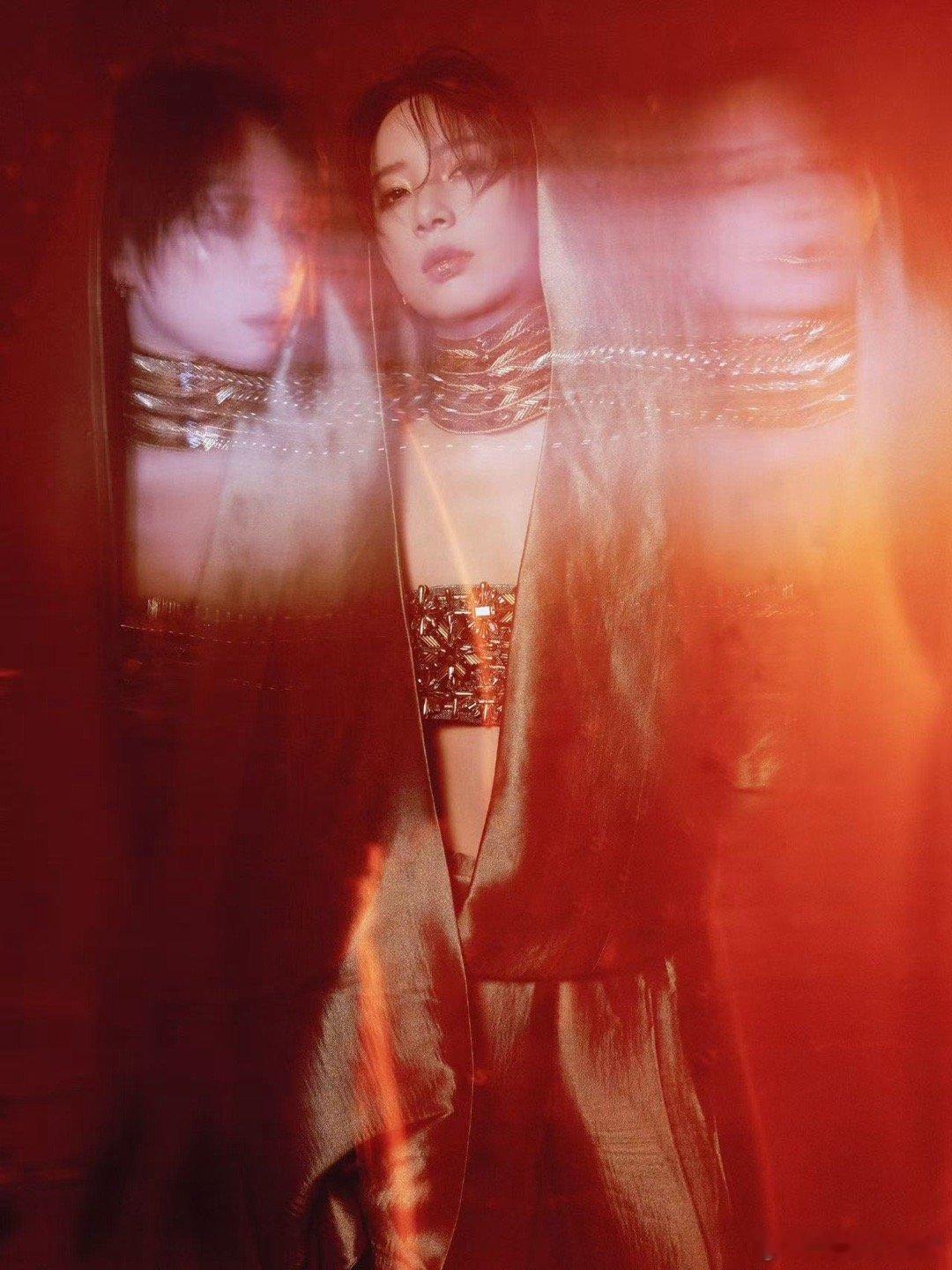 2025流光盛典今日的活动造型简直美到窒息！这款礼服来自MaisonSara