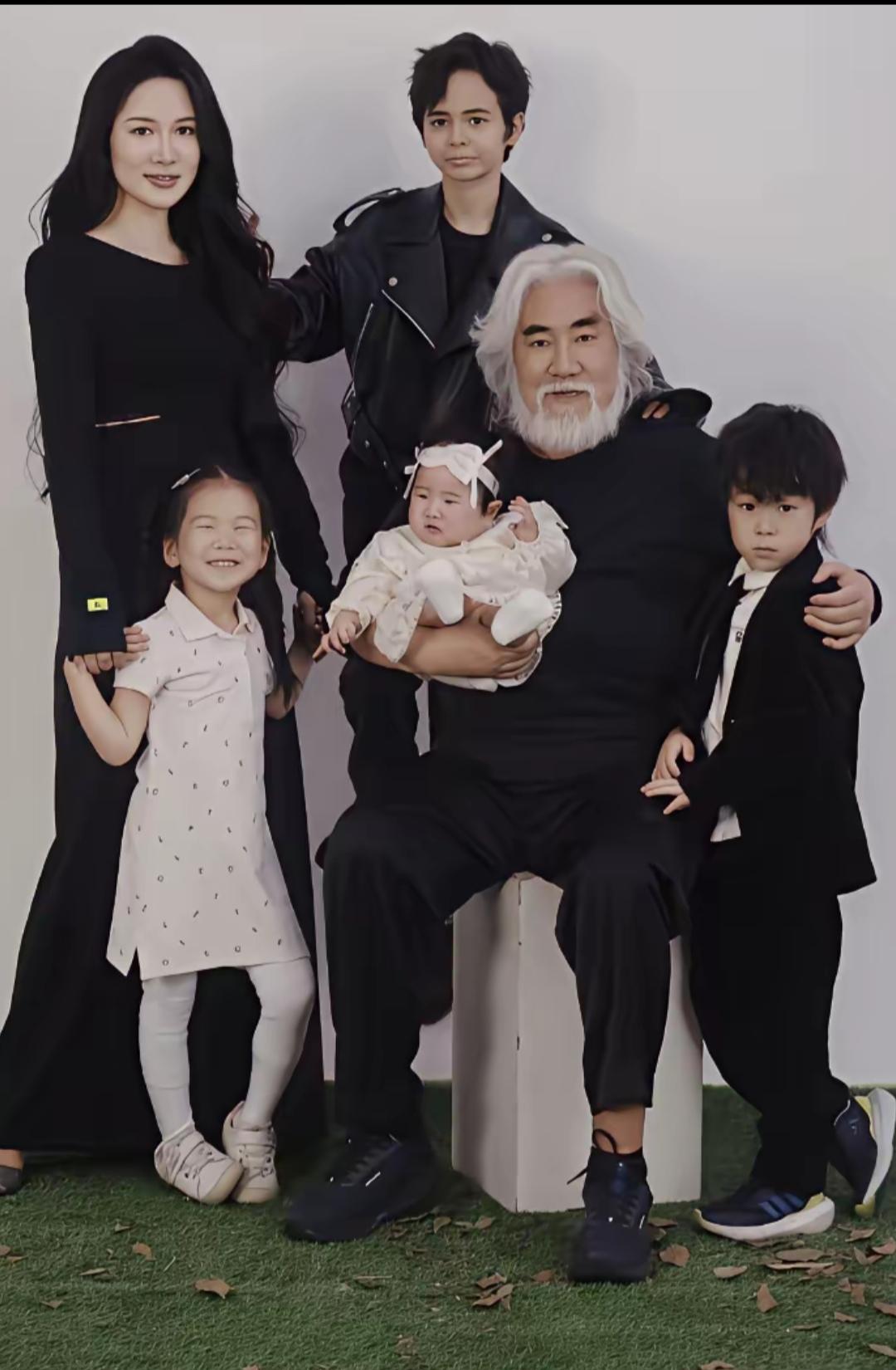 大导演张纪中娱乐圈的模范丈夫，孩子心中的好爸爸！已经是四个孩子的爹了，小娇妻还要