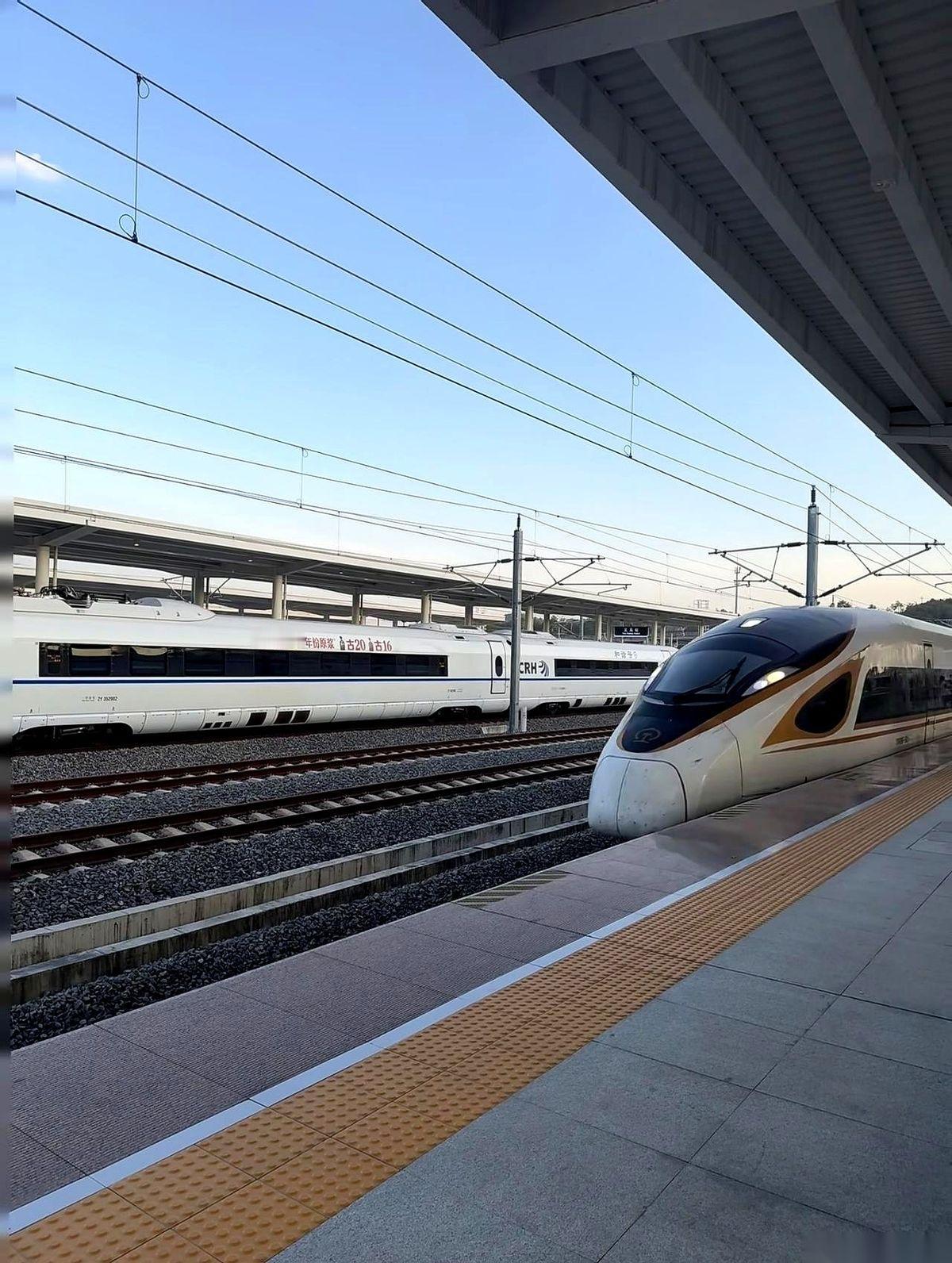 高铁检票口，她眼睁睁看着几个老姐妹围着零食大开吃戒，包里塞满了鸡蛋面包。再看儿子