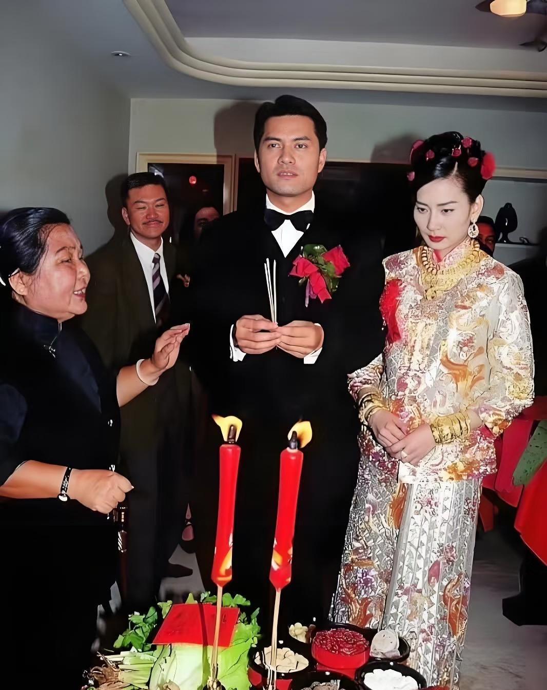 1996年，吕良伟和邝美云的结婚照，姐妹团成员强大，钟丽缇、陈淑兰、关淑怡等人，