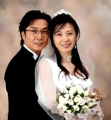 1992年，43岁的刘松仁在航班上，相中了比自己小20岁的泰国女乘务员，随即开始