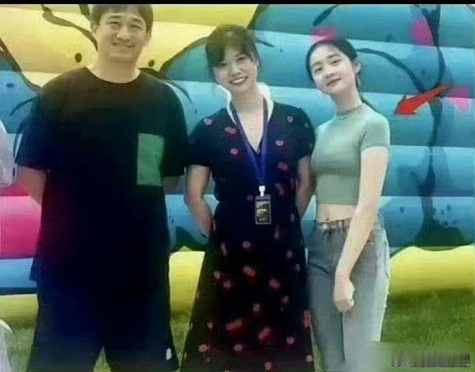 黄磊女儿黄多多有意进圈，脸是真的小，身材是真的好，应该会爆吧？！
