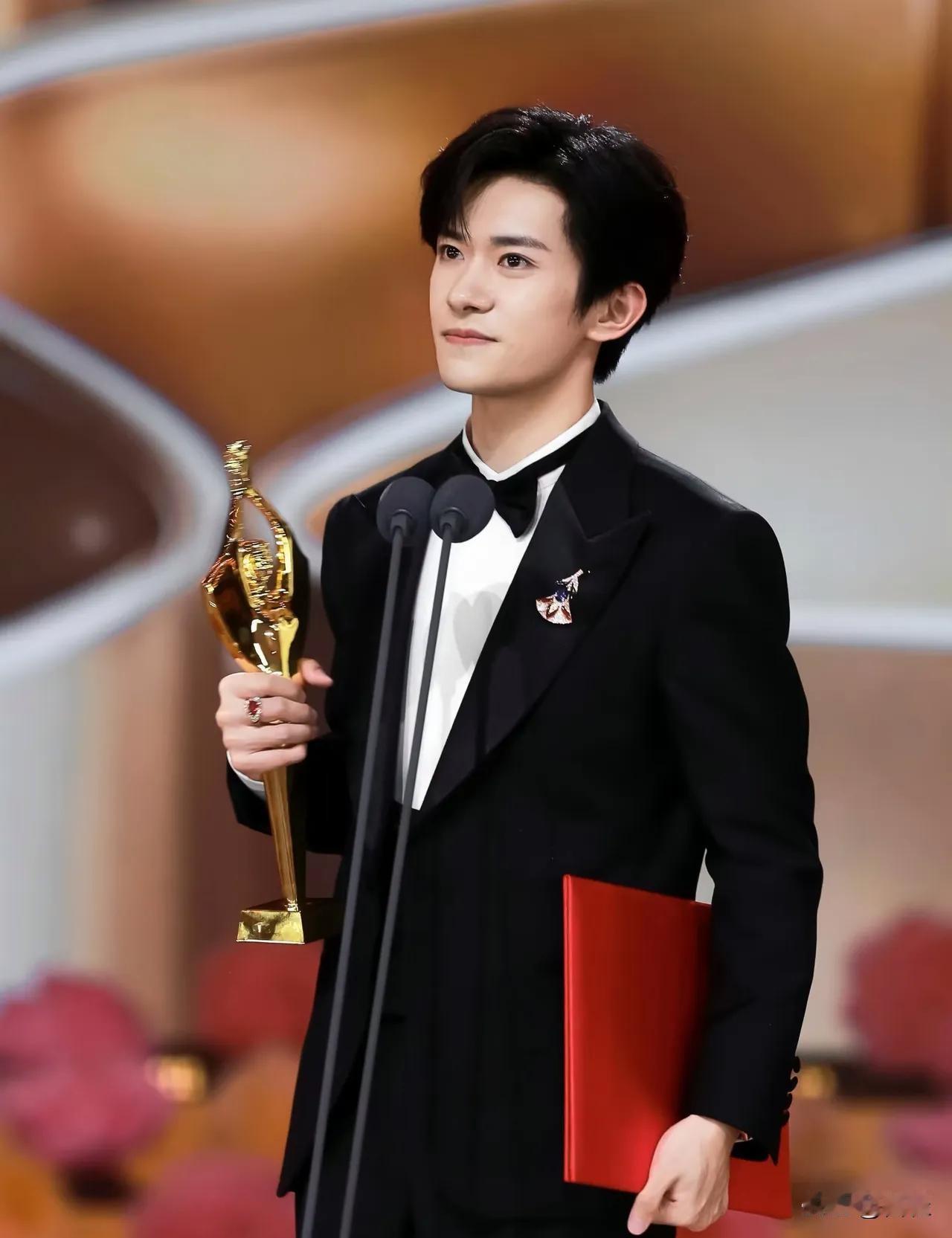 内娱终于出了一个可怕的演员那就是易烊千玺倒不是他比朱一龙帅，而是他是百花奖38