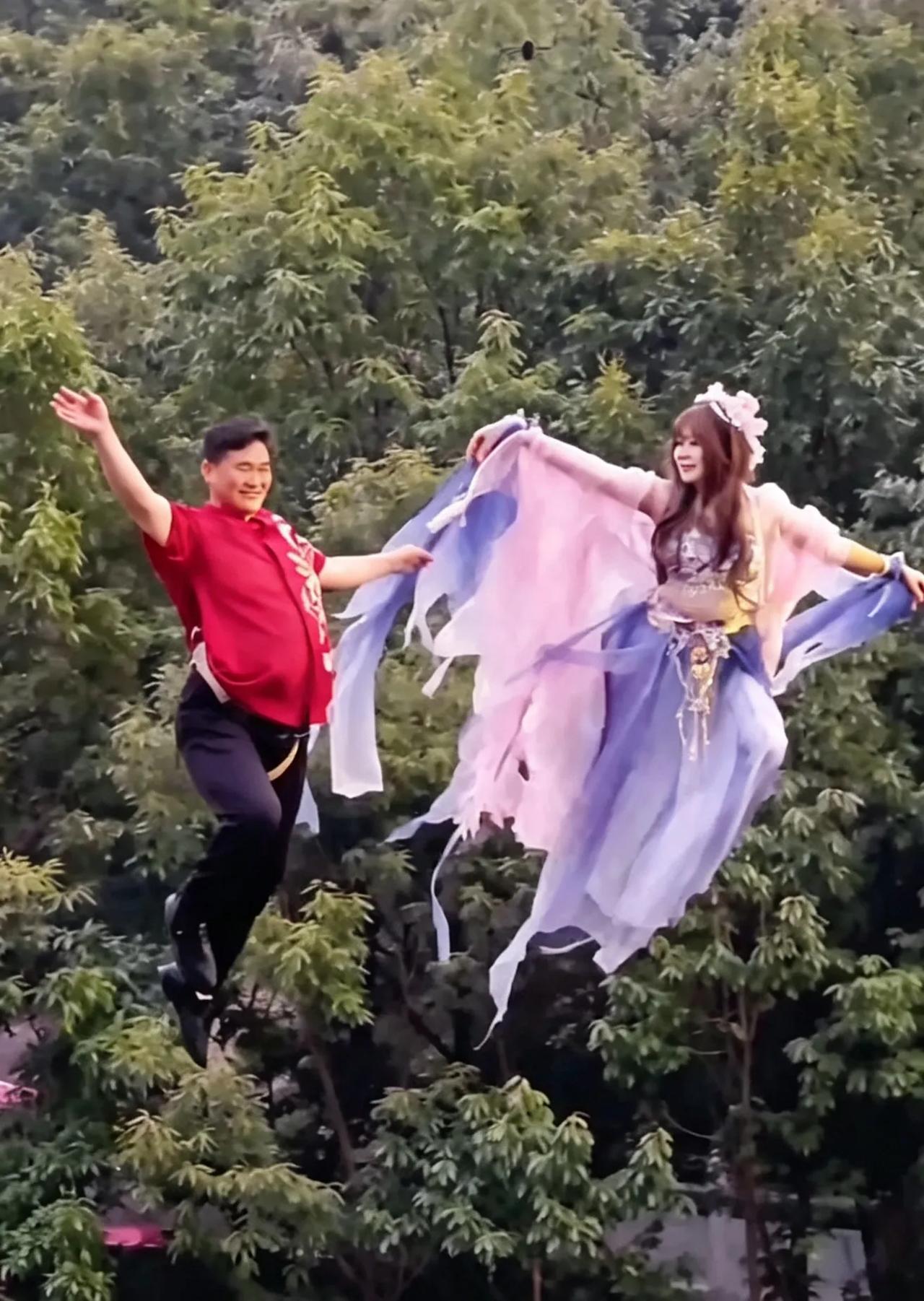 大衣哥吊威亚飞上高空，牵手古装女子表演，你怎么看？平时登台唱歌的大衣哥，这次玩