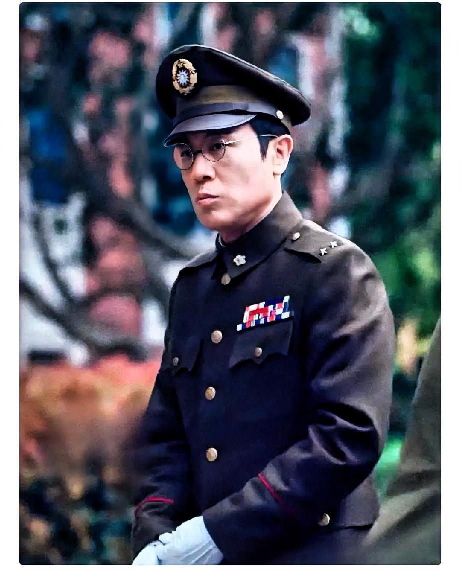 杨亚洲导演曾说，他拍摄这部《沉默的荣耀》，是为了揭开一段尘封的回忆。以敬畏英雄