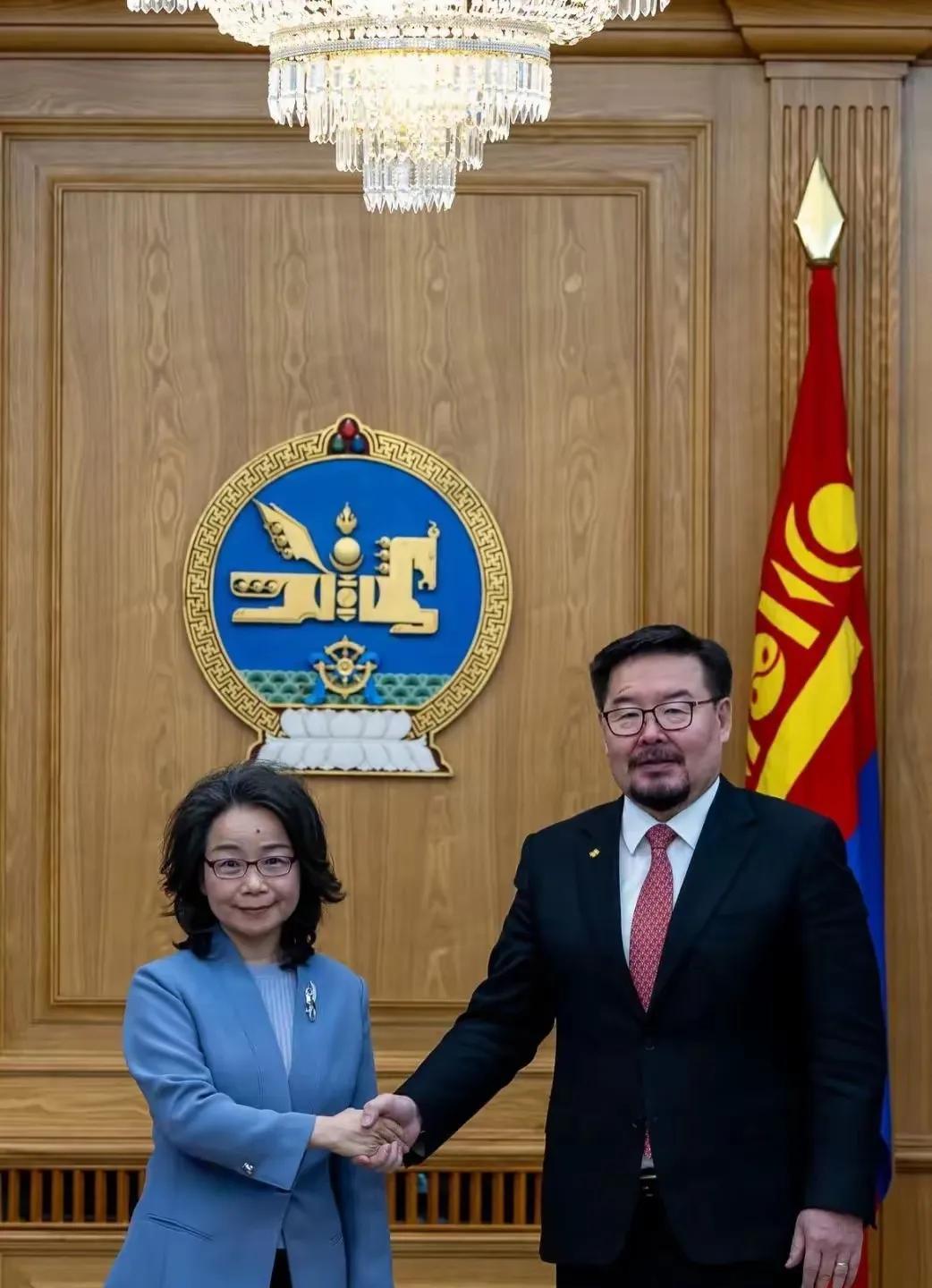 蒙古国总理赞丹沙塔尔前脚接见了中国驻蒙古国大使，双方达成共识蒙古国将长期、稳定向
