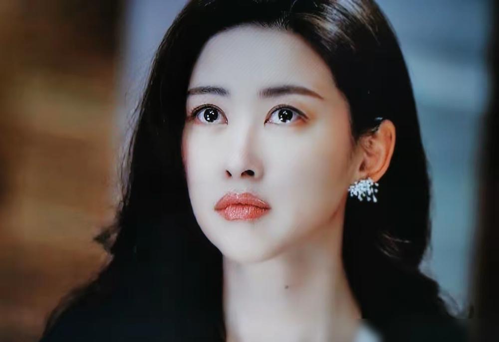 军三代、富商女。拿着满级资本牌的朱珠，凭什么甘心在内娱做配？我告诉你，这不是资源