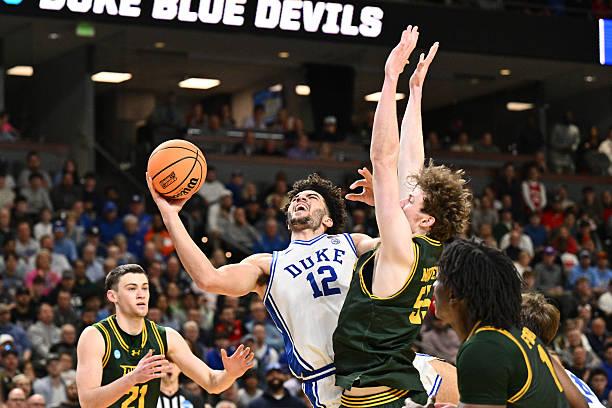 疯三首轮，全美头号种子杜克大学以71比65险胜了锡耶纳学院，晋级32强。本场比赛