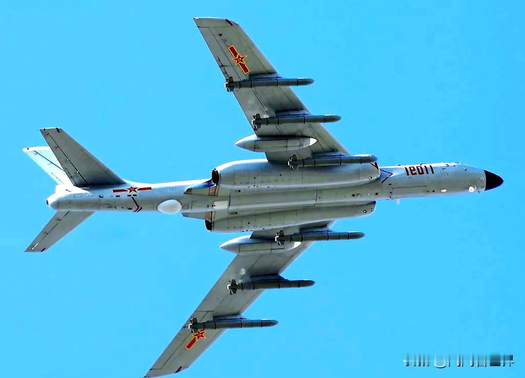 美媒近期对中国轰-6K轰炸机给出高度评价，直言其综合打击能力已远超俄罗斯同类型空