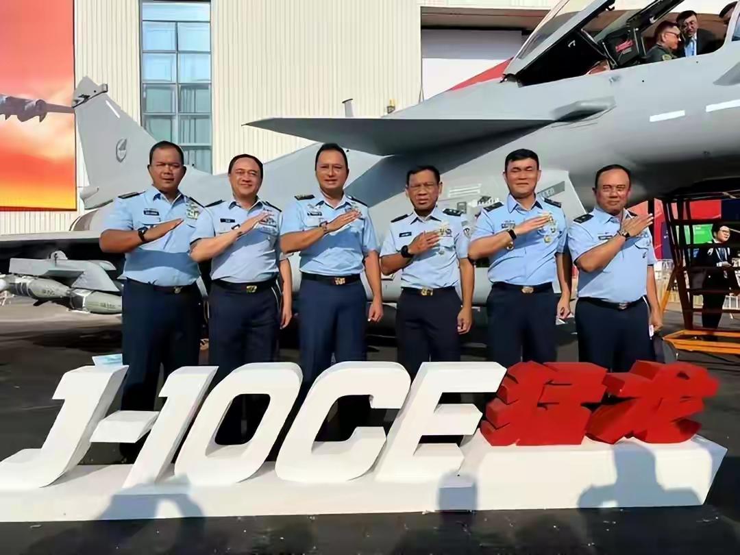一声不响装上大杀器！外媒震惊背后，中国空战体系已悄然领先？一、外媒震惊：中国“大