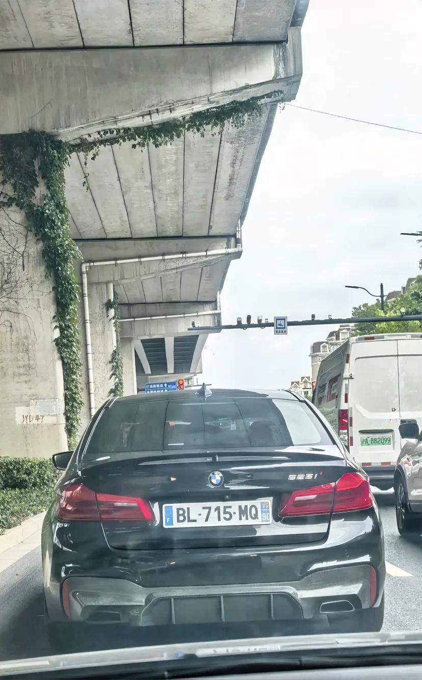 上海街头，一部宝马5系悬挂法国牌照？仔细看，有猫腻……后视镜若隐