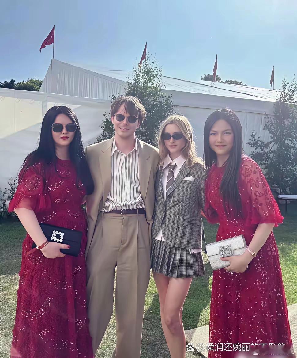 王诗龄穿的衣服看起来和李湘分不大清楚