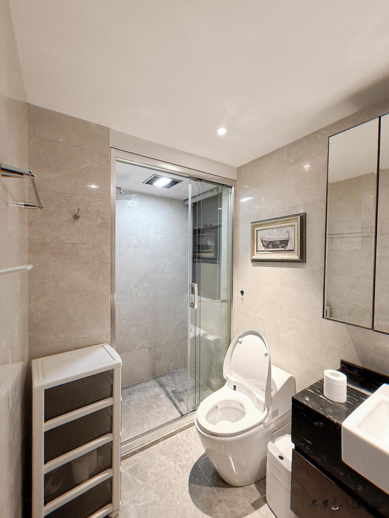 保洁阿姨仿佛用恨全世界的力量来赚钱想想心里又酸又暖。由于中介说错时间，她提