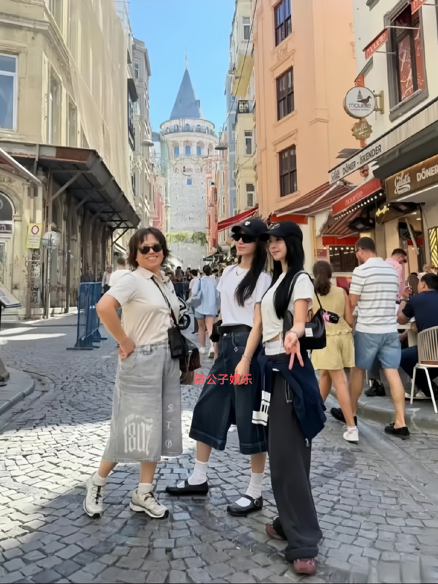 蔡依林和妈妈、姐姐一起国外旅行，姐妹俩都长得像妈妈，母女三人共用一张脸！蔡依林今年46岁了，但是看上