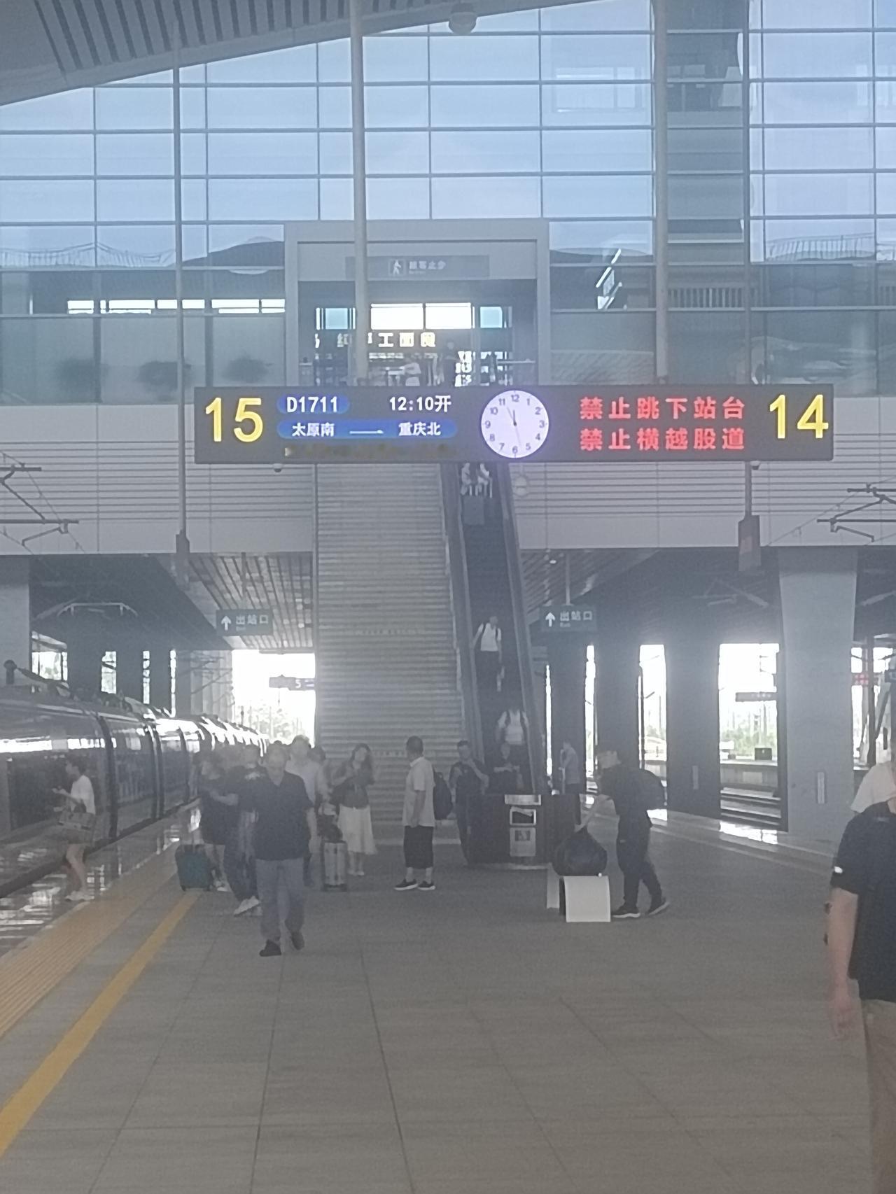 昨日还身处太原，今日便已到了运城中心医院。这医院向来是人潮涌动，仿若人的海洋。据